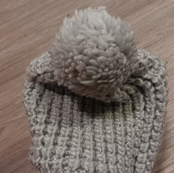 Chic Light Gray Knit Beanie with Pom Pom - Picture 3 of 4